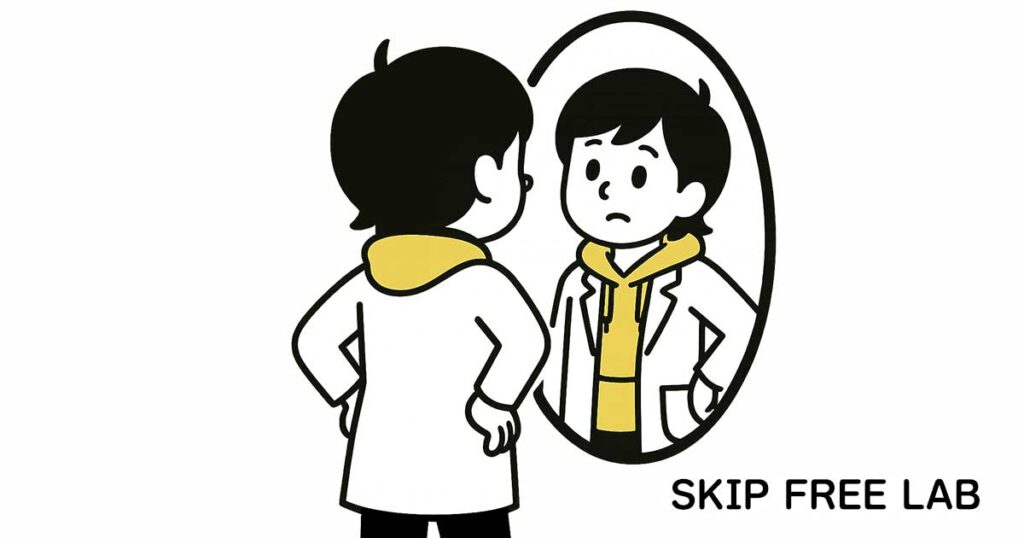 鏡に映る自分と向き合いながら、ブログに必要な「個性」について考える様子。