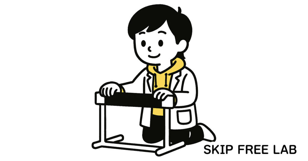 ハードルの高さを自分で下げているもえみそ。膝をついて優しく調整している様子。